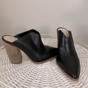 Comfortable black leather mule with block heel